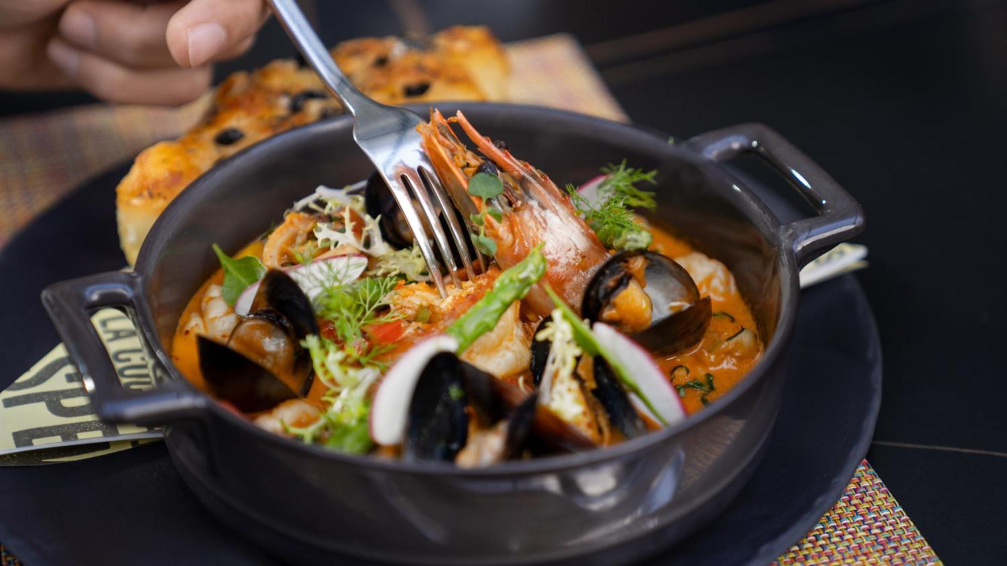 เดอะ บูลาวาร์ด อาร์จาน บาย โรตาน่า Hotel อัมมาน ภายนอก รูปภาพ Thai seafood curry