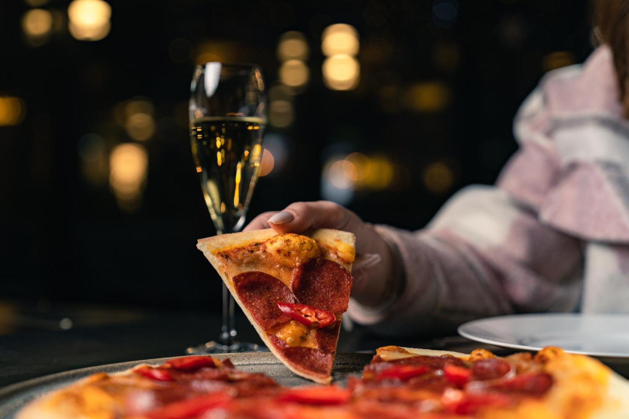 เดอะ บูลาวาร์ด อาร์จาน บาย โรตาน่า Hotel อัมมาน ภายนอก รูปภาพ A slice of pizza