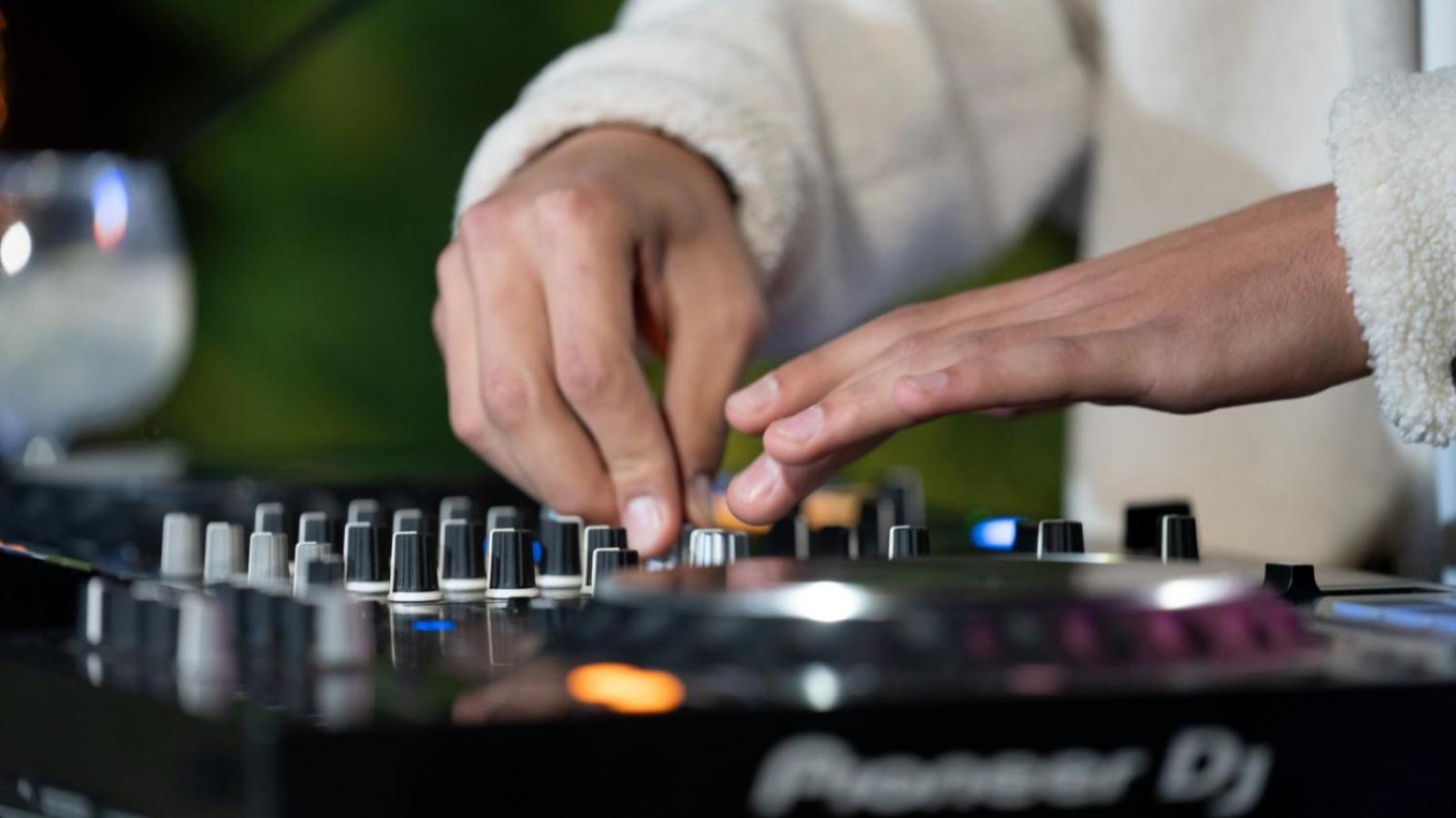 เดอะ บูลาวาร์ด อาร์จาน บาย โรตาน่า Hotel อัมมาน ภายนอก รูปภาพ A DJ using a CDJ-2000