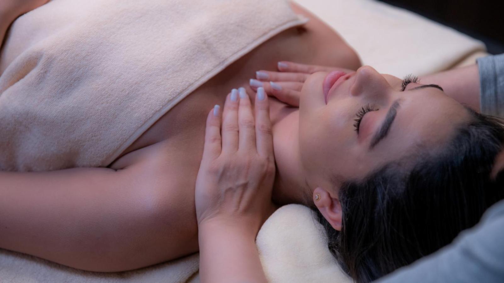 เดอะ บูลาวาร์ด อาร์จาน บาย โรตาน่า Hotel อัมมาน ภายนอก รูปภาพ A woman receiving a facial massage