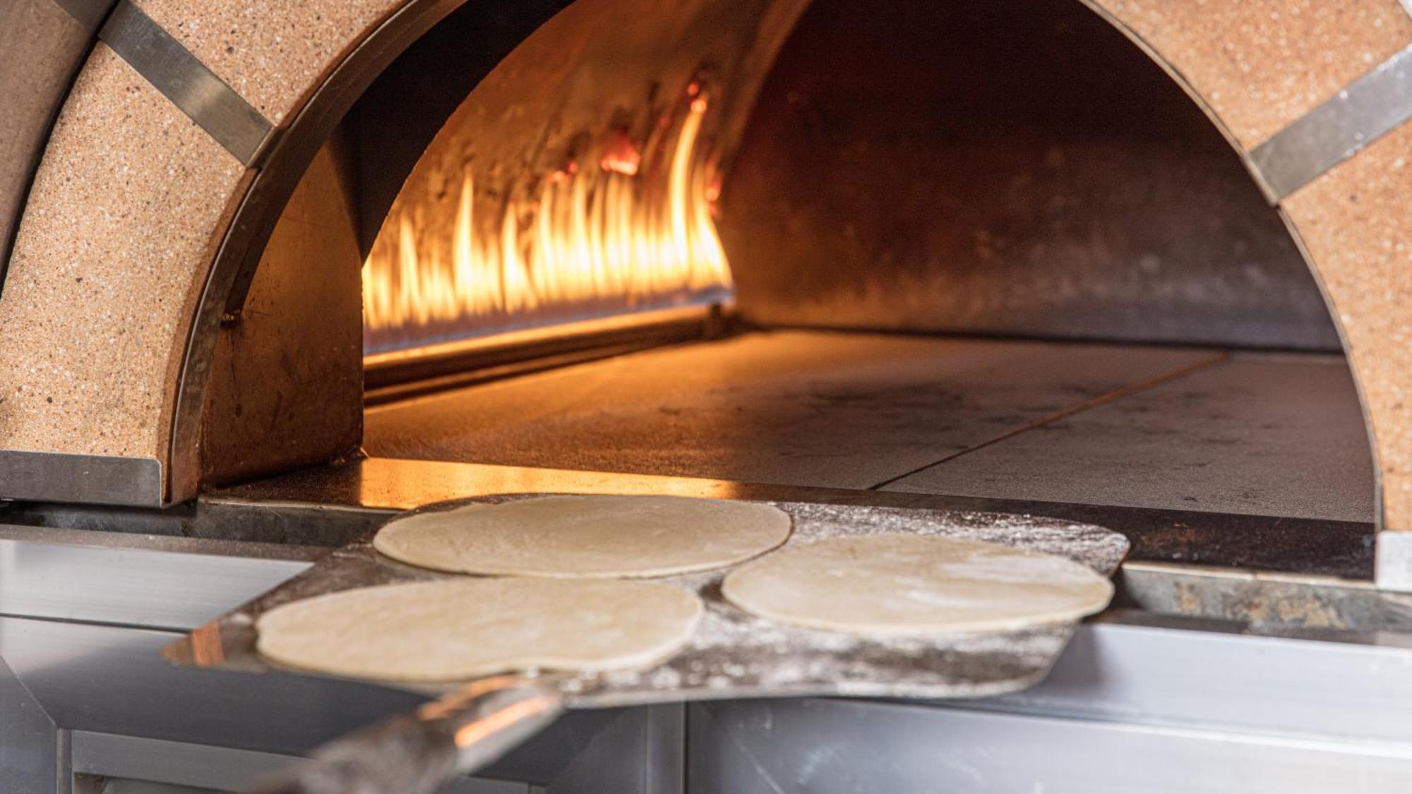 เดอะ บูลาวาร์ด อาร์จาน บาย โรตาน่า Hotel อัมมาน ภายนอก รูปภาพ Pizza dough in a wood-fired oven