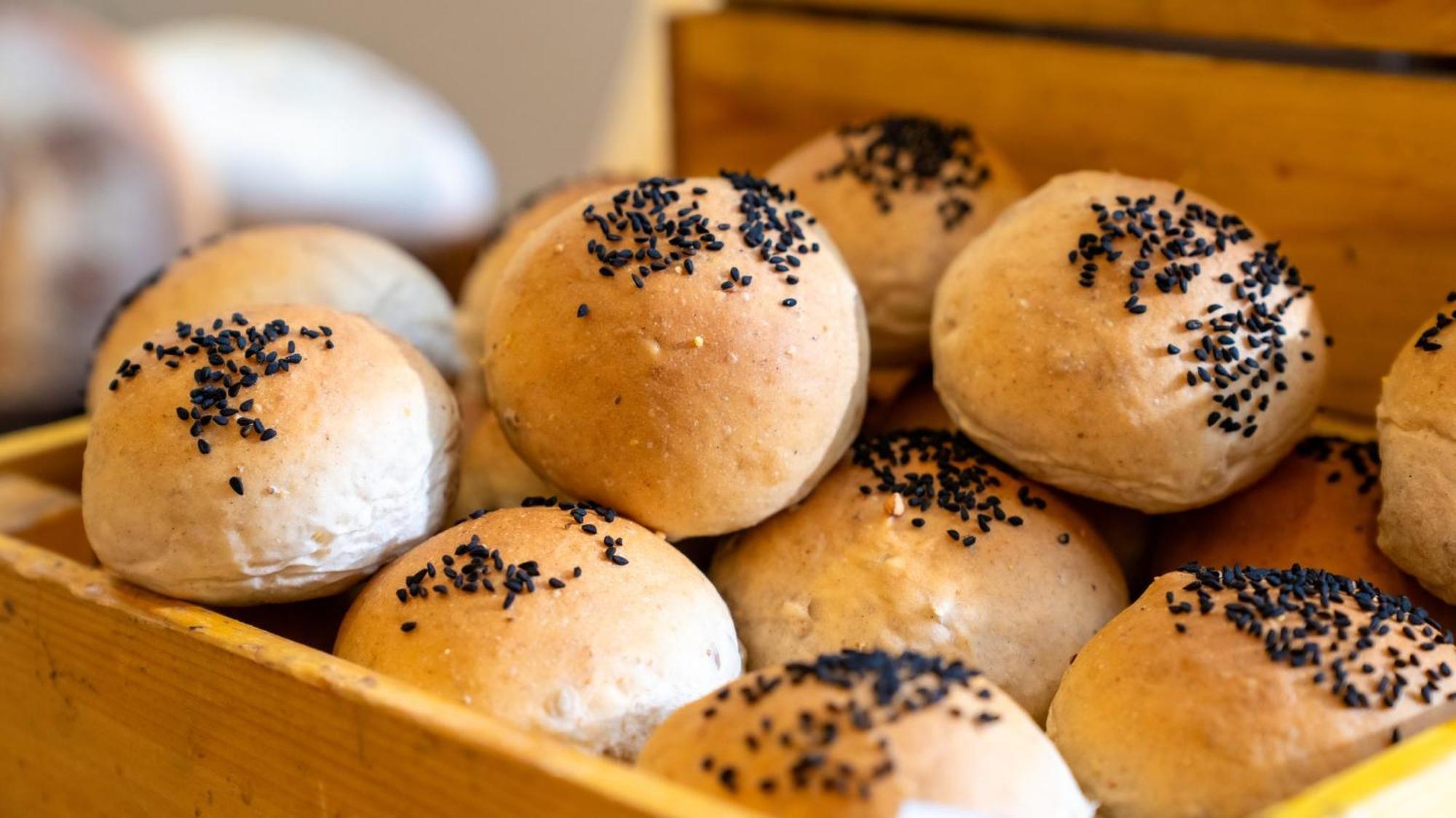 เดอะ บูลาวาร์ด อาร์จาน บาย โรตาน่า Hotel อัมมาน ภายนอก รูปภาพ Buns with sesame seeds