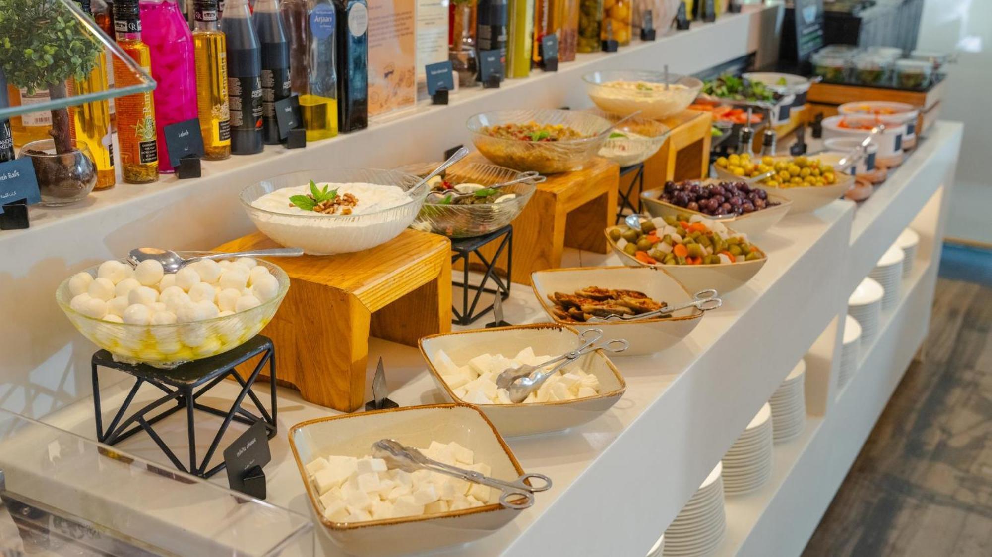 เดอะ บูลาวาร์ด อาร์จาน บาย โรตาน่า Hotel อัมมาน ภายนอก รูปภาพ A selection of Greek meze