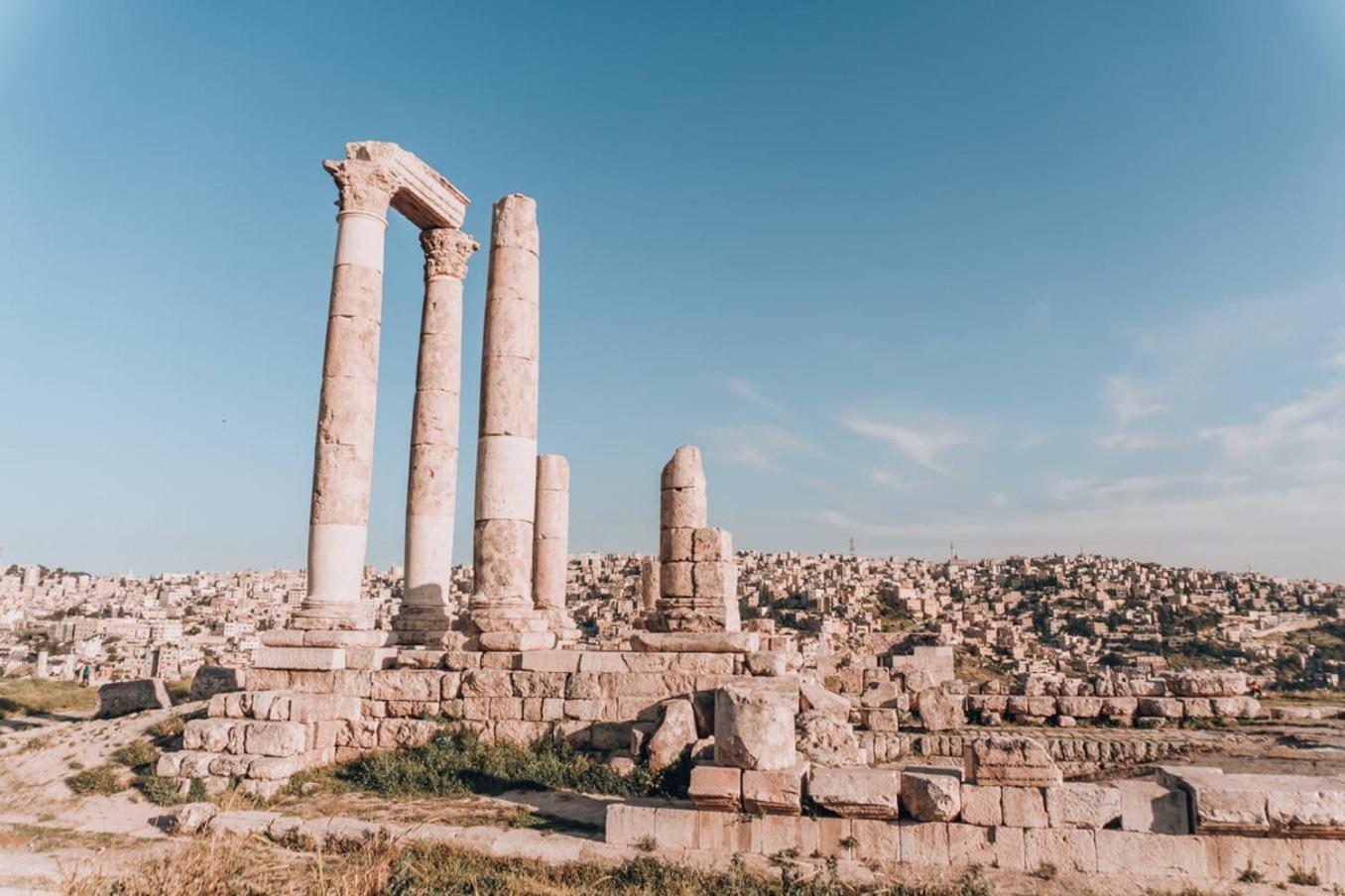 เดอะ บูลาวาร์ด อาร์จาน บาย โรตาน่า Hotel อัมมาน ภายนอก รูปภาพ The Roman columns of the Cardo Maximus